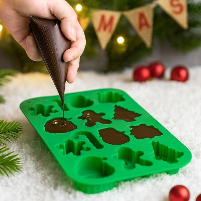 nana rempli moule silicone avec coulis chocolat