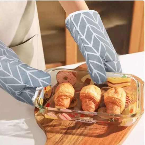 nana retir plat du four avec gant de cuisine