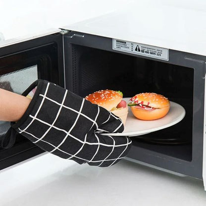 nana retire assiette du micro onde avec gant de cuisine