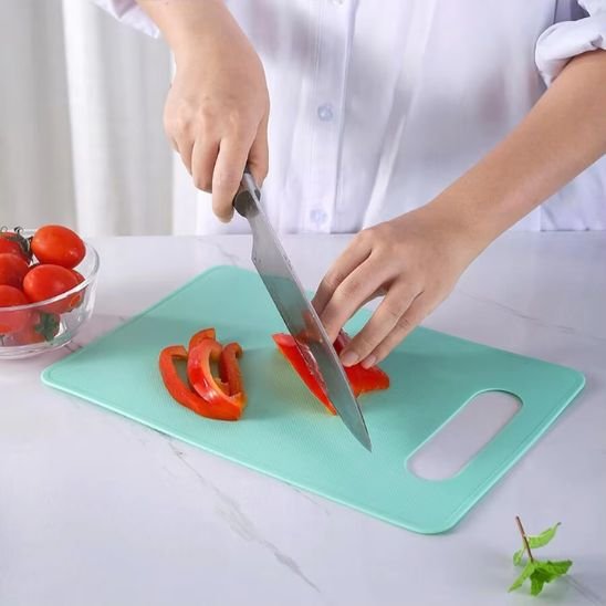 nana tranche legumes sur planche a decouper