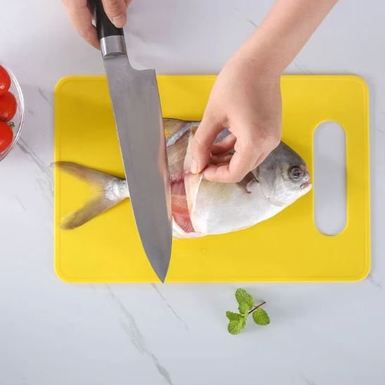 nana tranche poisson sur planche a decouper