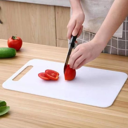 nana tranche tomate sur planche a decouper