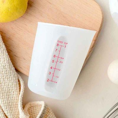 nana_utilise_verre_mesureur_gradue_silicone_blanc