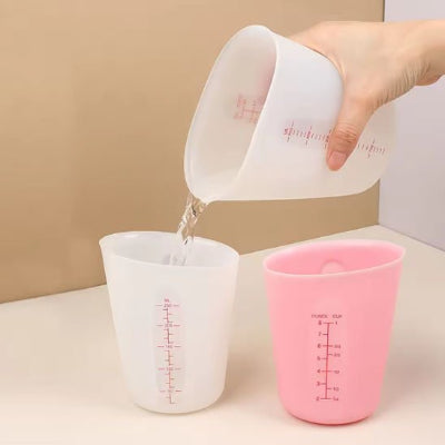 nana verse mesure quantite eau avec verre mesureur gradue