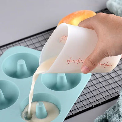 nana verse pate donuts avec verre mesureur gradue