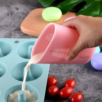 nana verse pate gateau avec verre mesureur