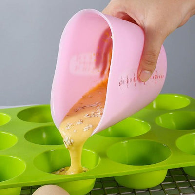 ana verse pate muffins dans moule avec verre mesureur gradue silicone