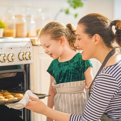 maman et fille utilisent papier pour cuire biscuits