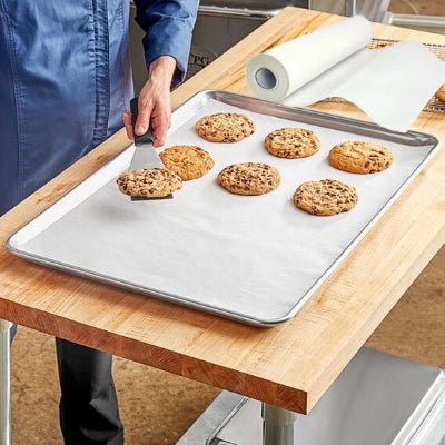 patissier utilise papier cuisson pour disposer biscuits