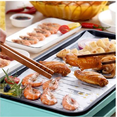 maman utilise papier cuisson pour cuire viande dans four 