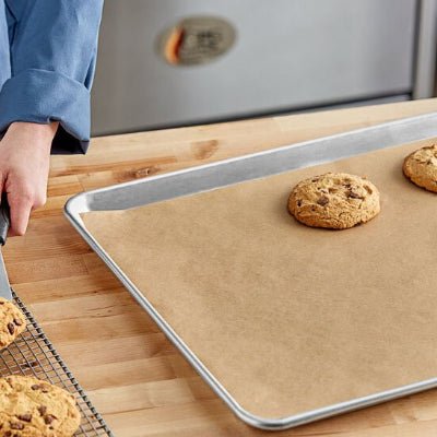 maman utilise papier cuisson pour refroidir biscuit