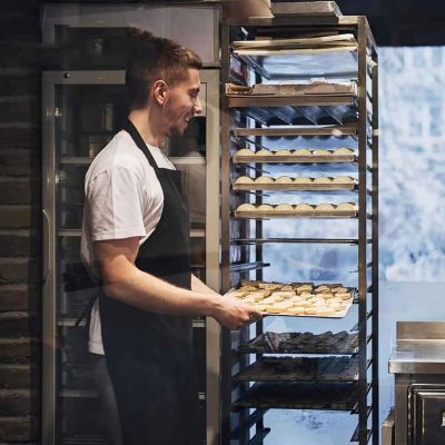 patissier utilise papier cuisson pour cuir pain