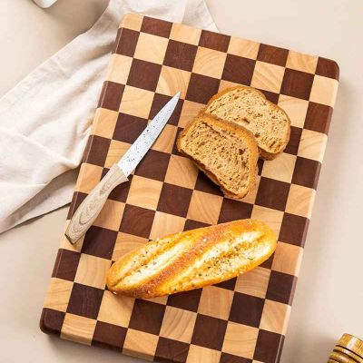 maman decoupe pain sur planche a decouper bois moyenne