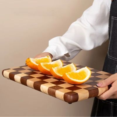 maman dispose orange sur planche a decouper bois petite