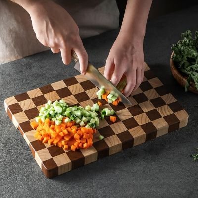 nana decoupe legumes en des sur planche a decouper bois