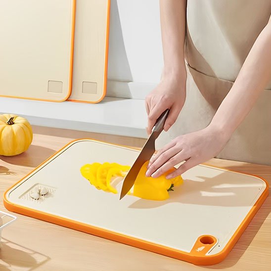 nana decoupe poivron sur planche a decouper