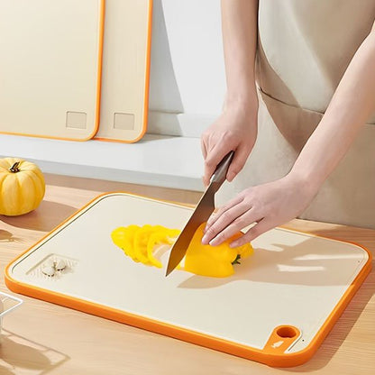 nana decoupe poivron sur planche a decouper