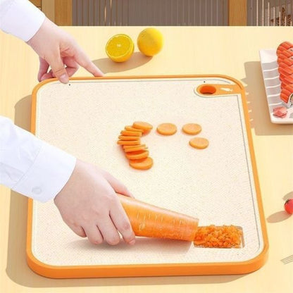 cuisinier decoupe carotte sur planche a decouper