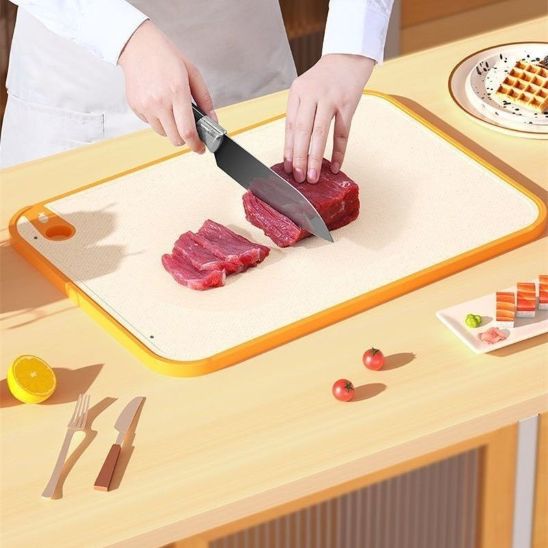 papa decoupe viande sur planche a decouper