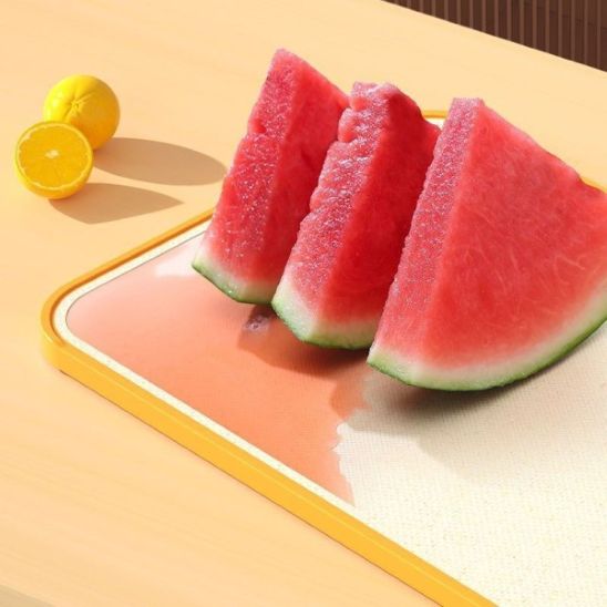 nana decoupe pasteque sur planche a decouper