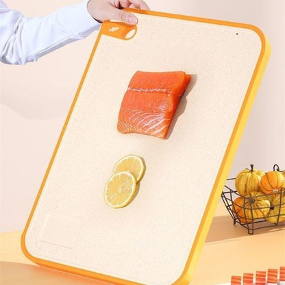 nana utilise planche a decouper avec surface texturee