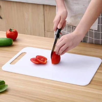 nana tranche tomate sur planche à découper