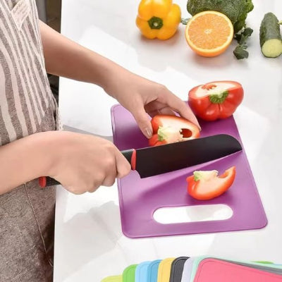 nana tranche poivron sur planche à découper