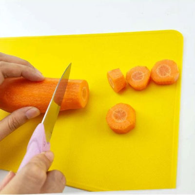 nana tranche carottes sur planche à découper