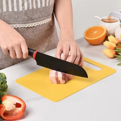 nana tranche viande sur planche à découper