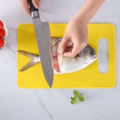 nana tranche poisson sur planche à découper