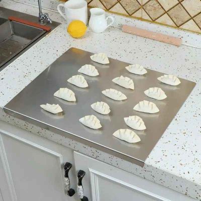 nana dispose pate chaussons sur planche a decouper acier inoxydable