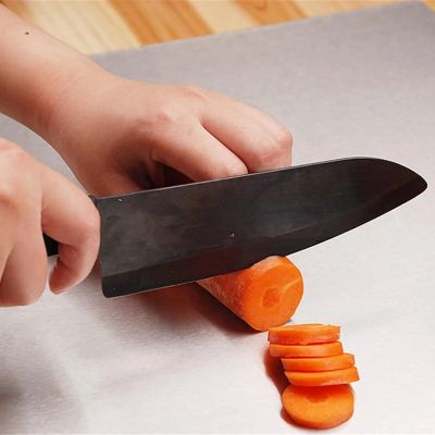 nana decoupe carotte sur planche a decouper acier inoxydable