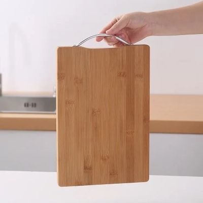 maman prend planche a decouper du manche metal