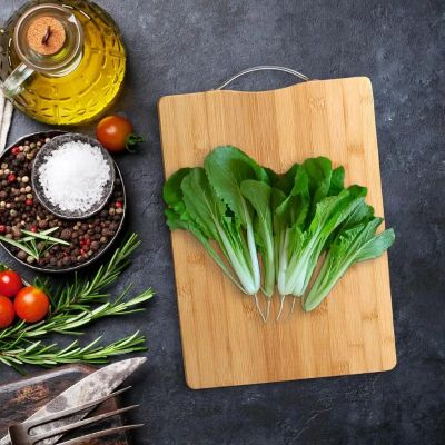maman decoupe legumes sur planche a decouper bambou
