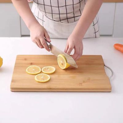 maman decoupe citron sur planche a decouper