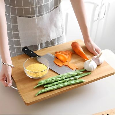 maman utilise planche a decouper comme plat servir