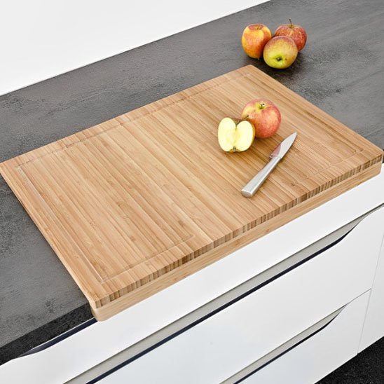 nana decoupe pomme sur planche a decouper en bois