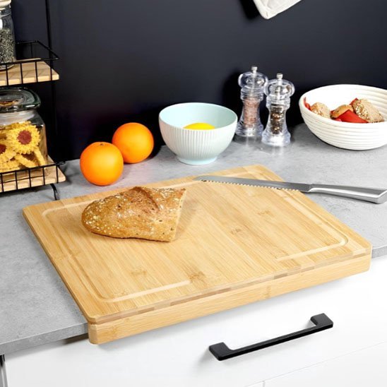 nana decoupe brioche sur palche a decouper en bois