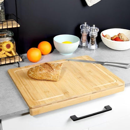 nana decoupe brioche sur palche a decouper en bois