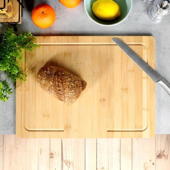 nana decoupe pain sur palche a decouper en bois