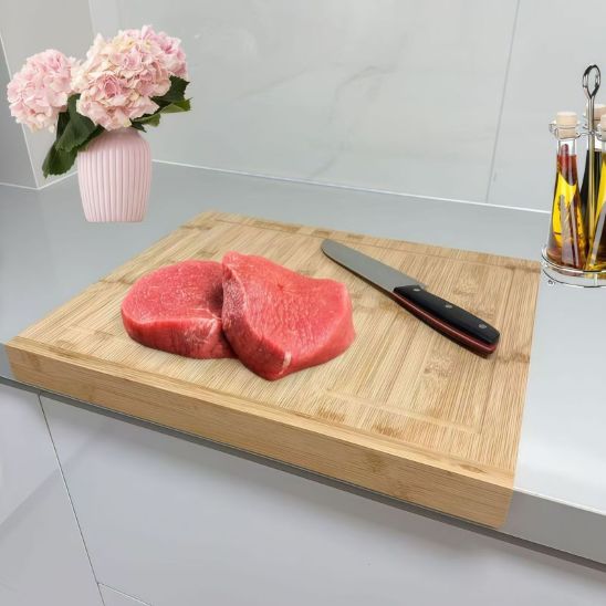 nana decoupe viandes sur planche a decoupe en bois