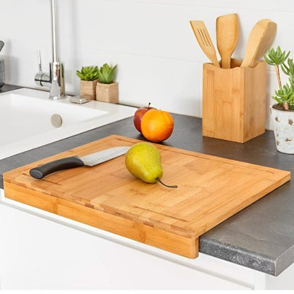 nana decoupe poire sur palche a decouper en bois