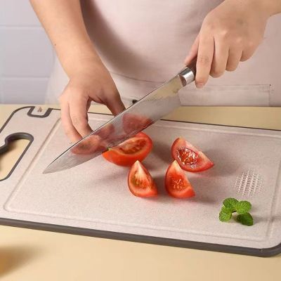 nana decoupe tomate sur planche a decouper