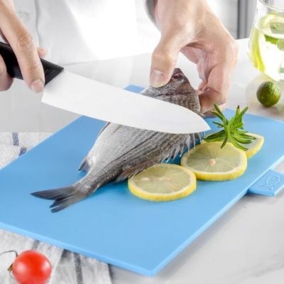 nana coupe poisson sur planche a découper