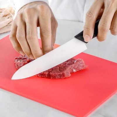 nana coupe viande sur planche a découper