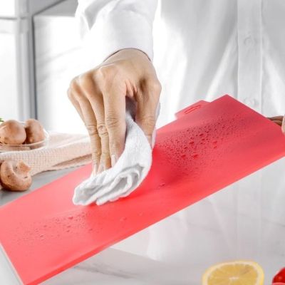 nana nettoie planche a découper avec chiffon