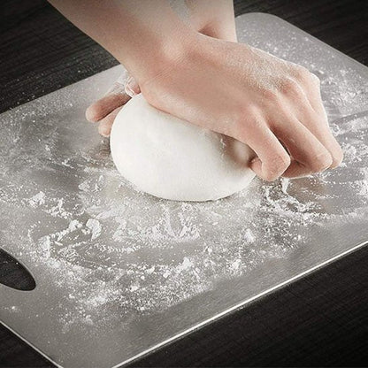 nana etale pate pain sur planche a decouper inox