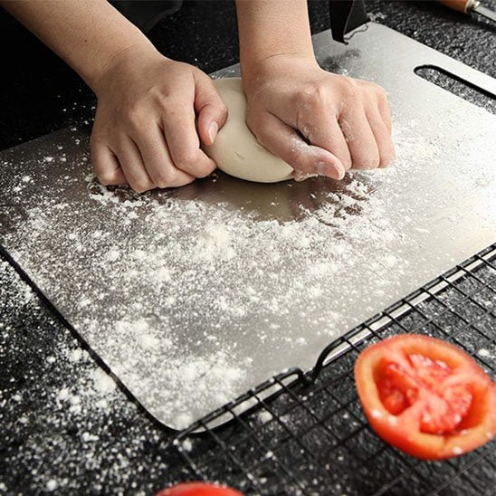 nana petrie pate tarte sur planche a decouper inox