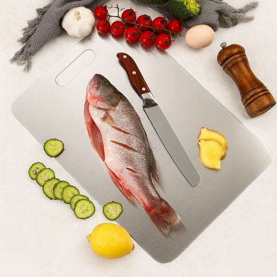 nana decoupe poisson sur planche a decouper inox