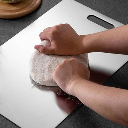 nana petrie pate pizza sur planche a decouper inox